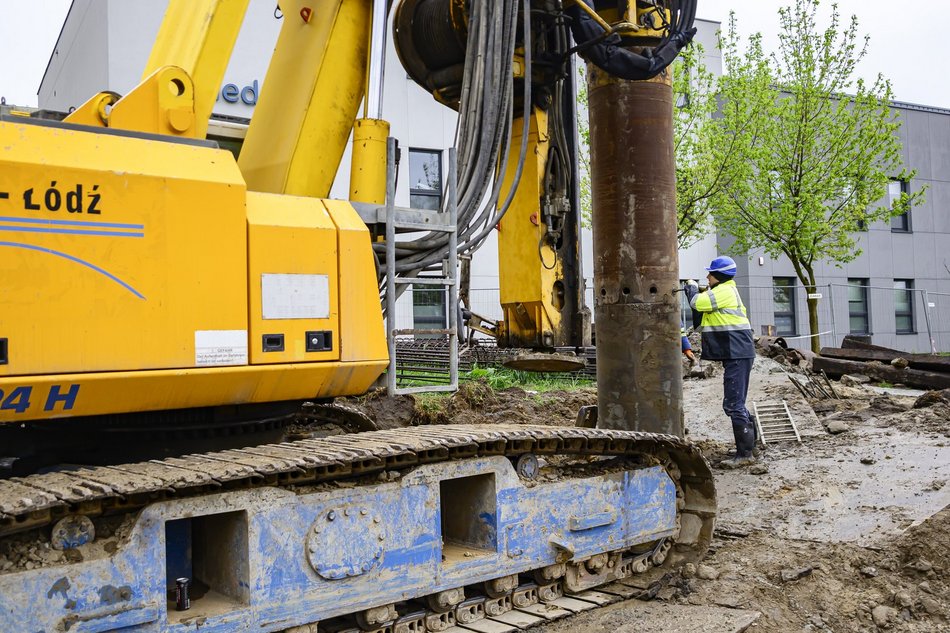 Łódź. Budowa kładki nad al. Mickiewicza (przy ul. Hubala)