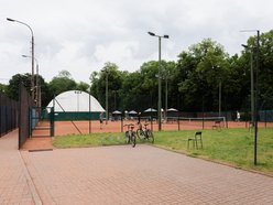 Łódź. Budowa nowoczesnego kortu tenisowego w Łodzi. Tybuny i podwieszany taras w Parku Poniatowskiego