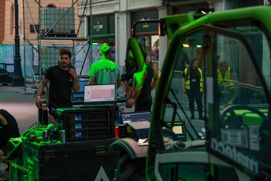 Łódź. Parada Wolności 2025 w Łodzi tuż tuż. Zobacz, jak powstaje scena przy placu Wolności [ZDJĘCIA]