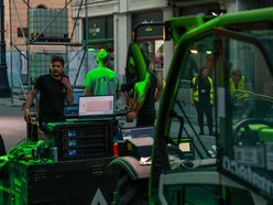 Łódź. Parada Wolności 2025 w Łodzi tuż tuż. Zobacz, jak powstaje scena przy placu Wolności [ZDJĘCIA]