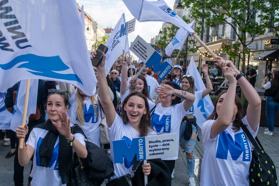 Łódź. Juwenalia 2025 w Łodzi. Kolorowy pochód studentów przeszedł Piotrkowską!