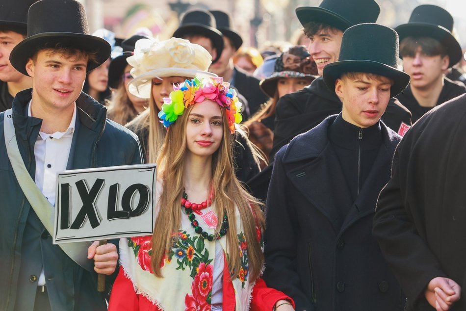 Łódź. Polonez dla Łodzi. Tłumy maturzystów zatańczyły na Piotrkowskiej. Razem z nimi łodzianie!