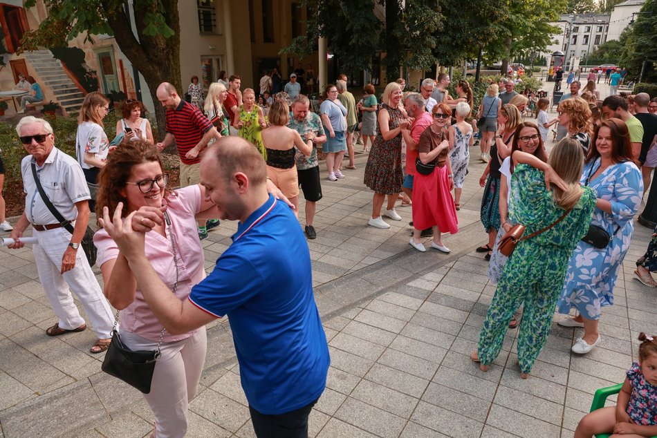 Łódź. Niedzielna potańcówka przy Piotrkowskiej. Łodzianie potrafią się bawić!