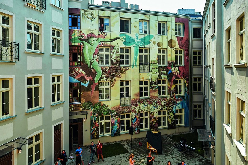 Łódź. Praca Wojciecha Siudmaka na ścianie kamienicy w Łodzi