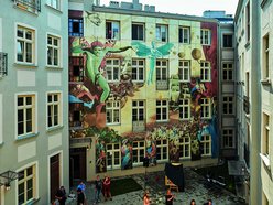 Łódź. Praca Wojciecha Siudmaka na ścianie kamienicy w Łodzi