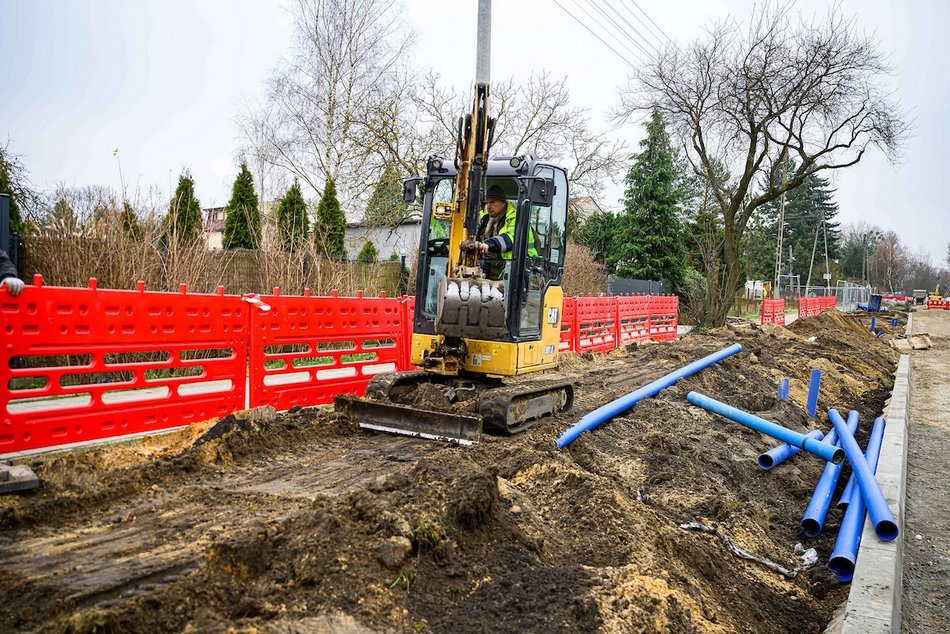 Łódź. Nowa podbudowa drogi, krawężniki i płyty postojowe dla MPK Łódź na Biegunowej