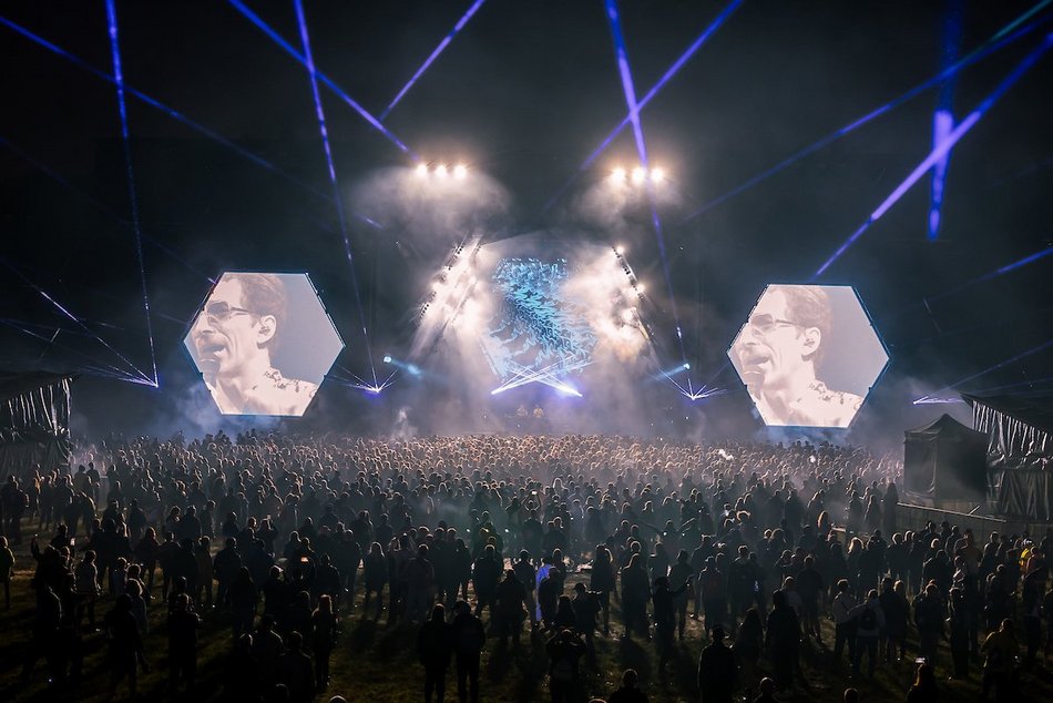 Łódź. Audioriver 2025 w Łodzi. Roztańczony tłum na pierwszym dniu festiwalu