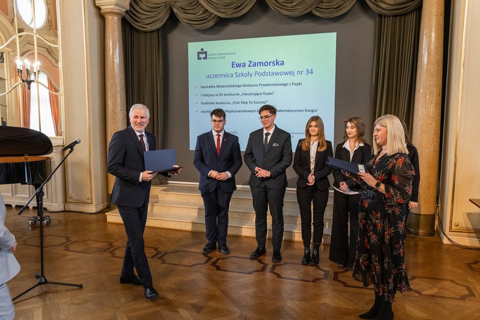 Łódź. Stypendia dla wybitnych uczniów z Łodzi i regionu przyznane. Nagrodzeni także nauczyciele