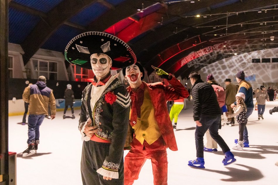 Łódź. Halloween na lodowisku Bombonierka w Łodzi. Królestwo duchów i zjaw na lodzie