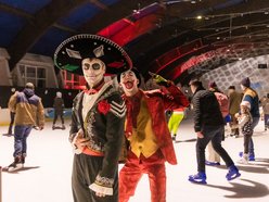 Łódź. Halloween na lodowisku Bombonierka w Łodzi. Królestwo duchów i zjaw na lodzie