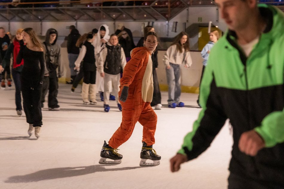 Łódź. Halloween na lodowisku Bombonierka w Łodzi. Królestwo duchów i zjaw na lodzie