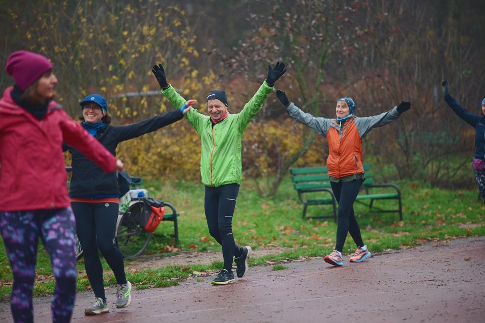 Łódź. Slow jogging w parku Julianowskim. Biegaczom z Łodzi niestraszna jesienna aura