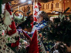 Łódź. Jarmark Bożonarodzeniowy w Łodzi nocą