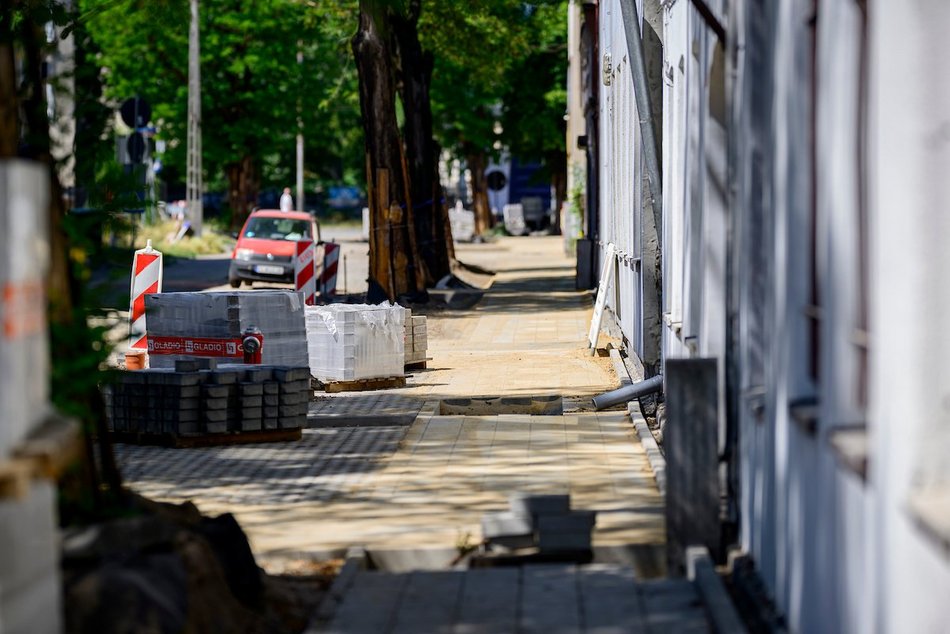Łódź. Remont Odyńca w Łodzi nie zwalnia tempa. Powstają nowe chodniki oraz nawierzchnia