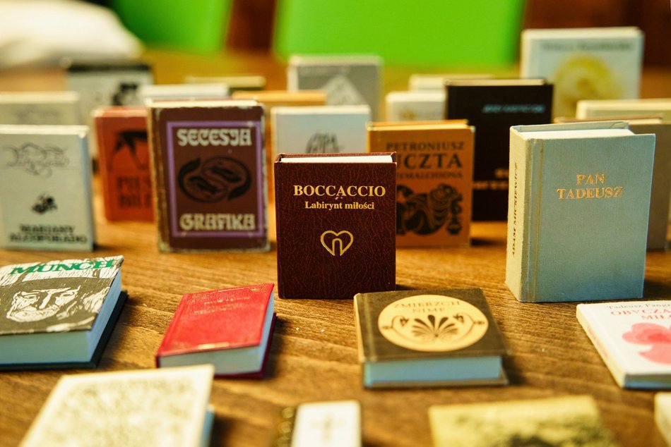 Łódź. Wielkie dzieła w wersji mini. Najmniejsze książki świata w Bibliotece im. Piłsudskiego w Łodzi