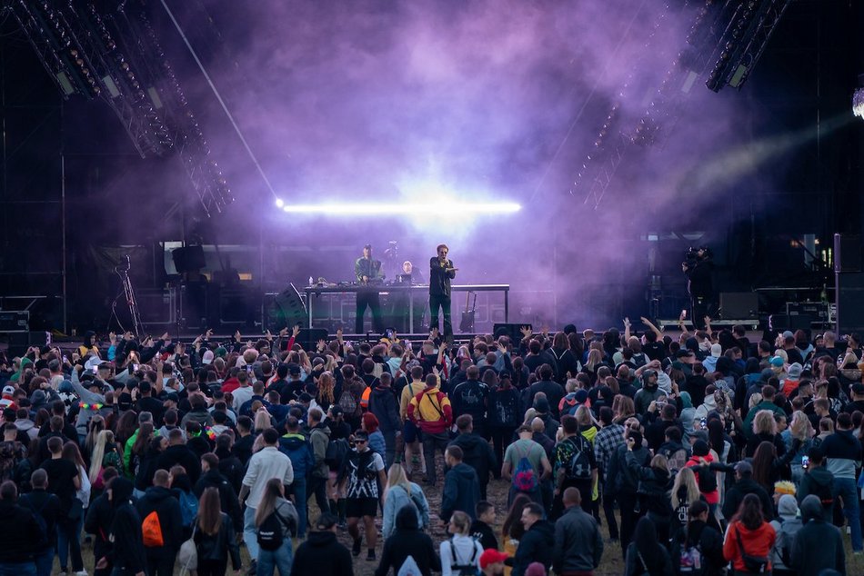 Łódź. Audioriver 2025 w Łodzi. Roztańczony tłum na pierwszym dniu festiwalu