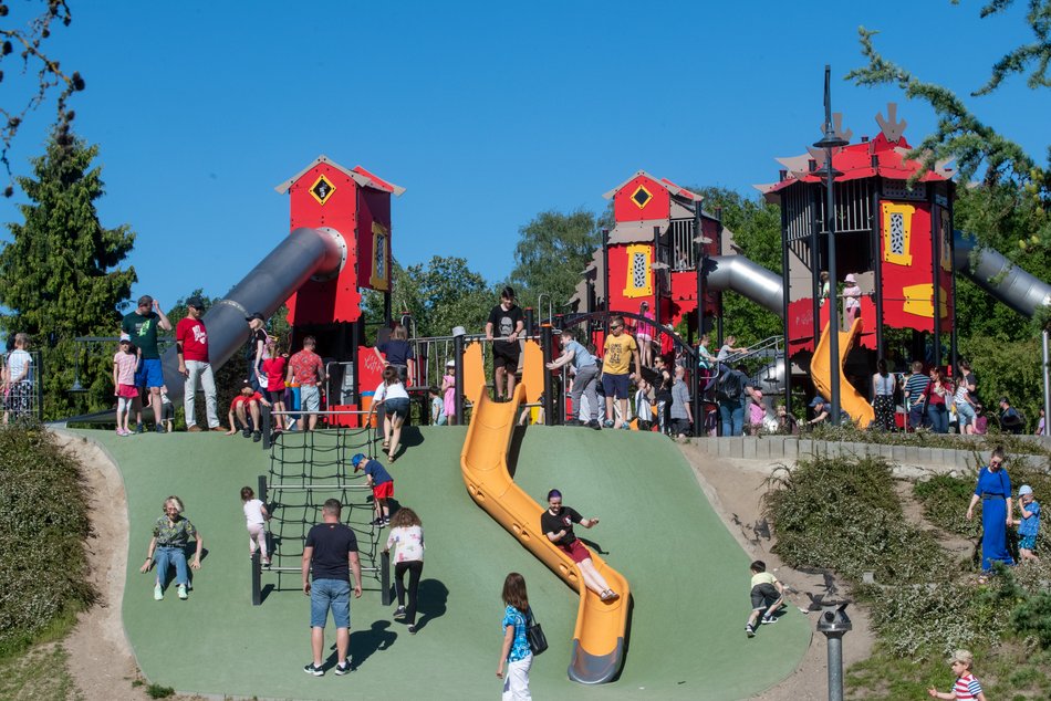 Plac zabaw w parku na Zdrowiu - tłumy dzieci na placu zabaw