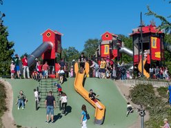 Plac zabaw w parku na Zdrowiu - tłumy dzieci na placu zabaw