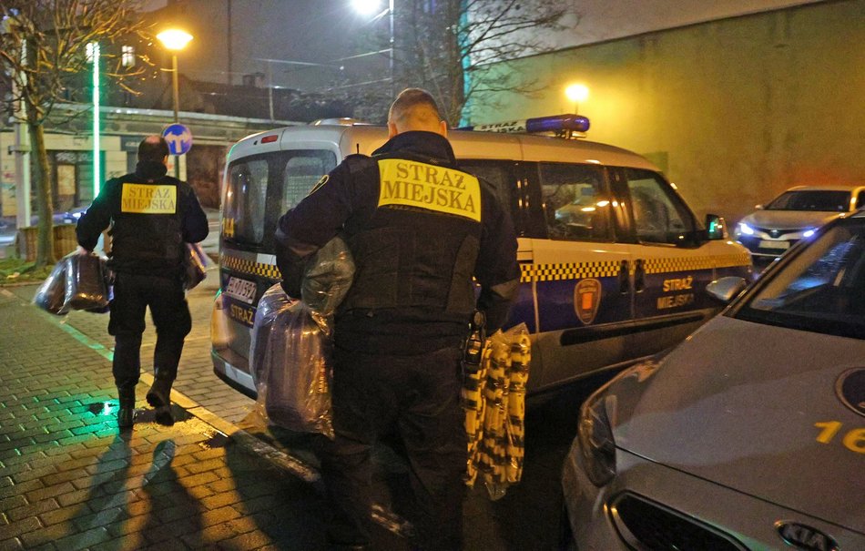 strażnicy miejscy nocą