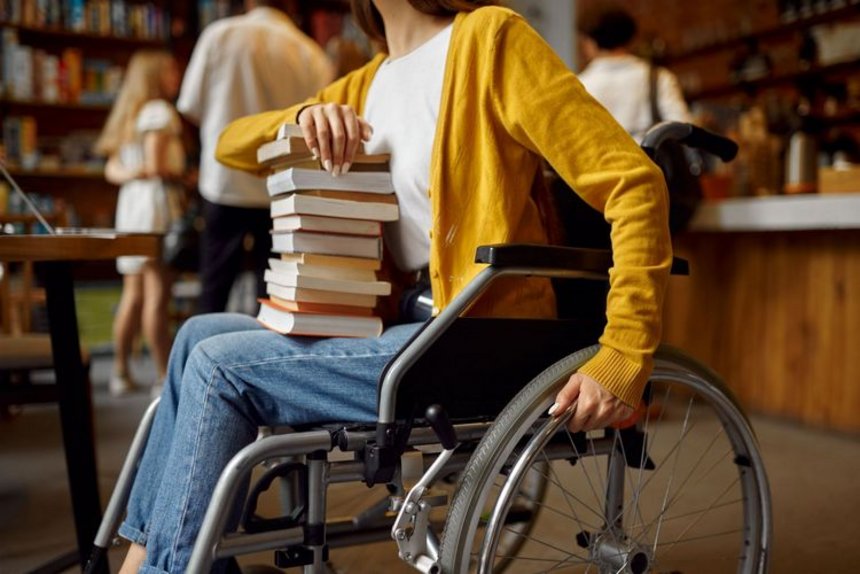 Osoby z niepełnosprawnością mogą ubiegać się o dofinansowanie do swojej edukacji - fot. Envato Elements