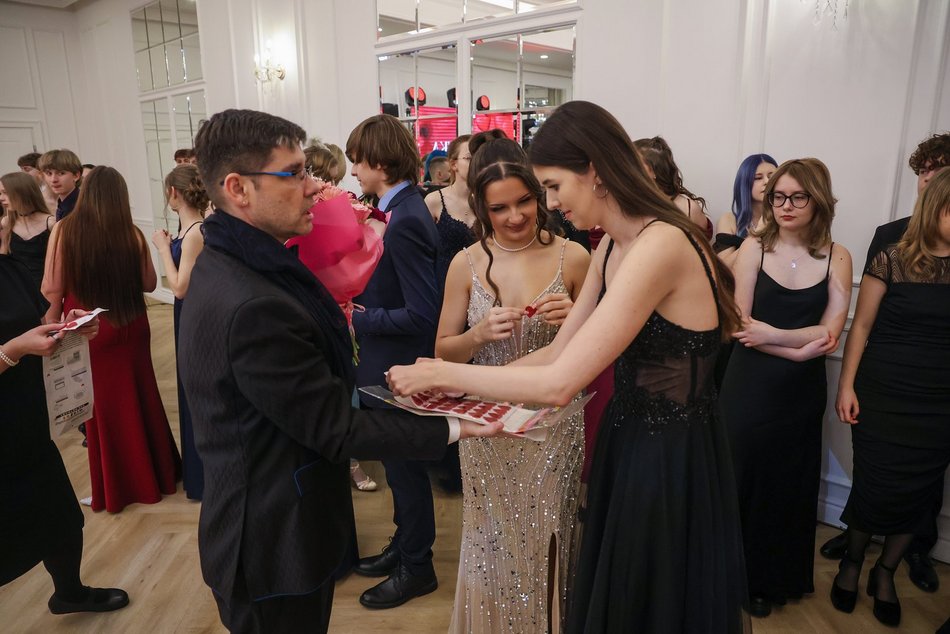 Łódź. Studniówka II LO w Łodzi. Wspaniali maturzyści świętowali w Pałacu Skotniki