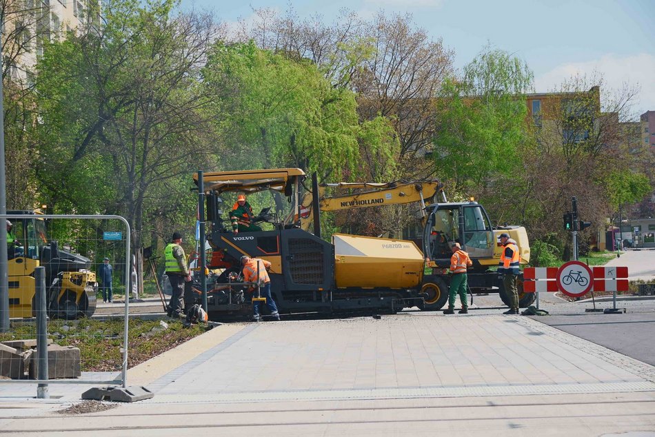 Kładą asfalt na Śmigłego-Rydza. Druga warstwa od Ronda Broniewskiego do centrum