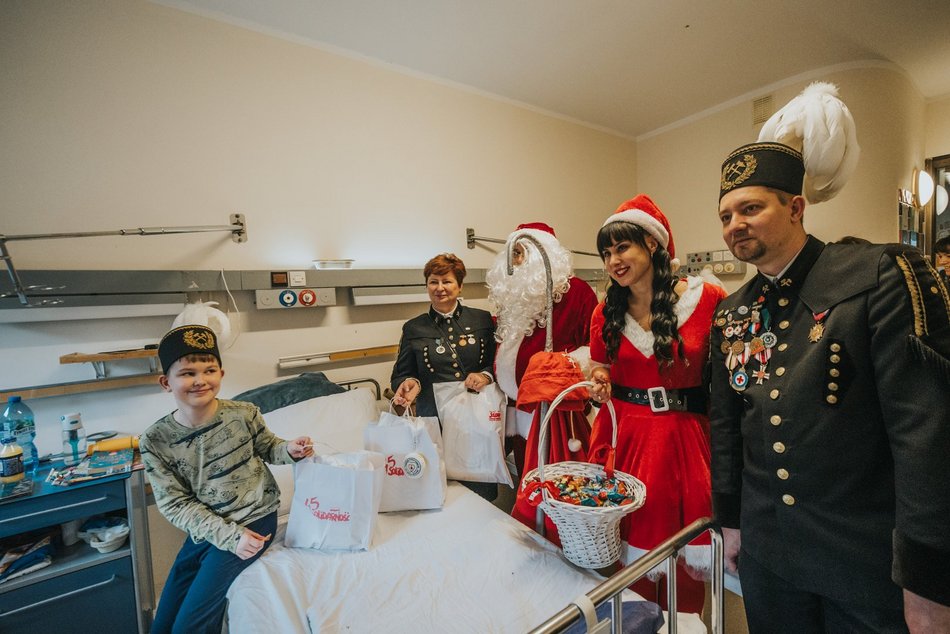 Łódź. Tradycja podtrzymana! Górnicy z Bełchatowa oddali krew i odwiedzili dzieci w Szpitalu Matki Polki w Łodzi