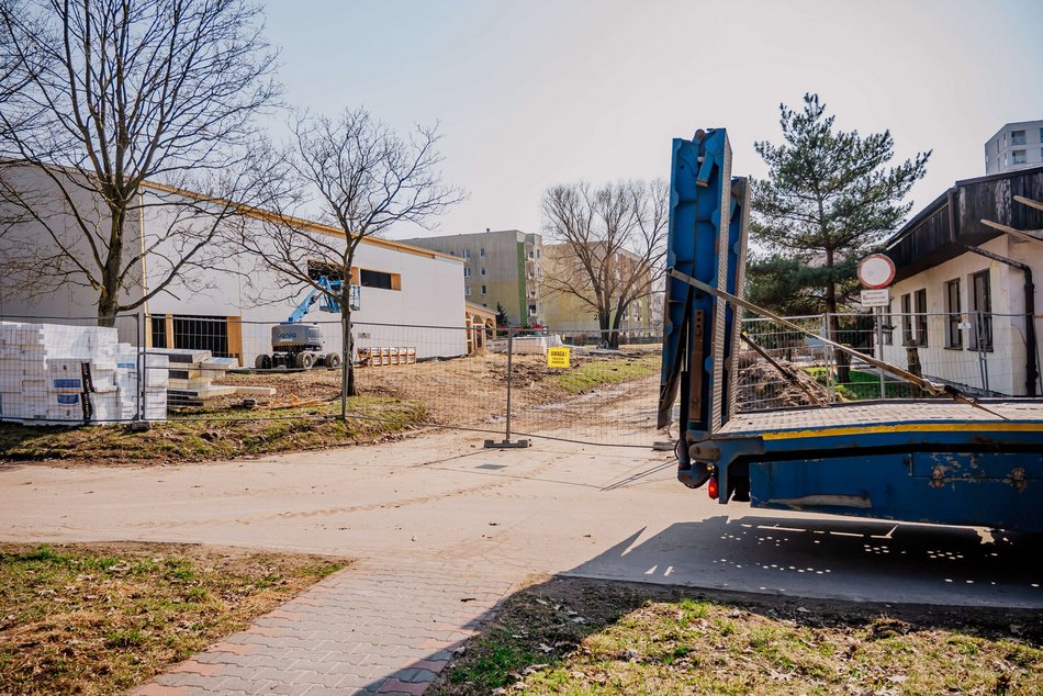 Łódź. Nowa hala sportowa przy Szkole Podstawowej nr 67 w Łodzi pnie się w górę. Kiedy otwarcie?