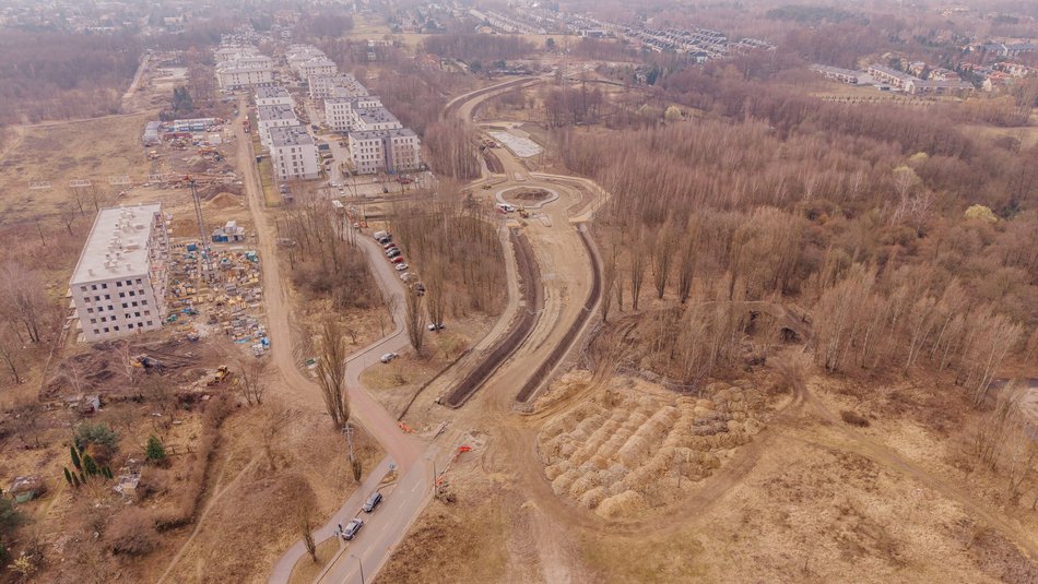 Łódź. Przedłużenie Kaczeńcowej w Łodzi. Nowe rondo przy Rąbieńskiej nabiera kształtów