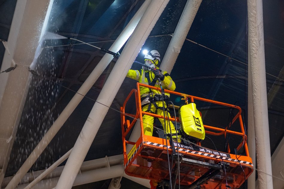 Wielkie sprzątanie Stajni Jednorożców. Przystanek umyty po sam dach!