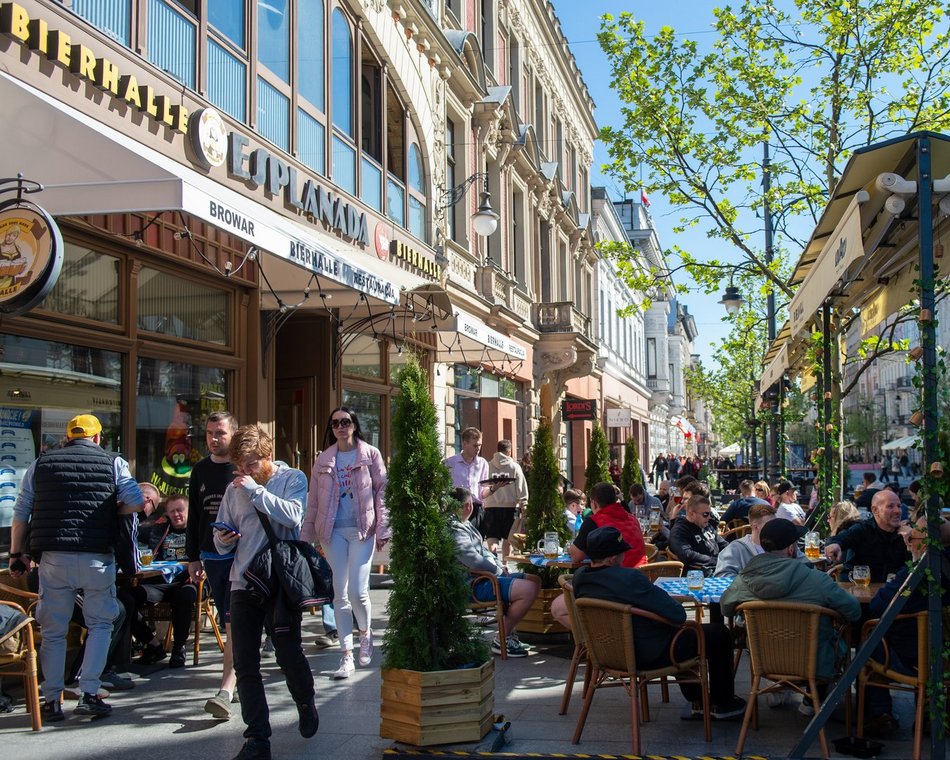 Łódź. Tłumy łodzian w ogródkach na Piotrkowskiej. Tam już czuć majówkę! [ZDJĘCIA]