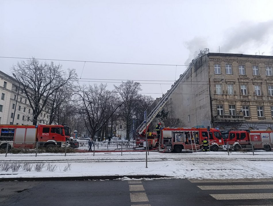 Łódź. Pożar kamienicy przy Kościuszki 22 w Łodzi. Trwa akcja straży pożarnej
