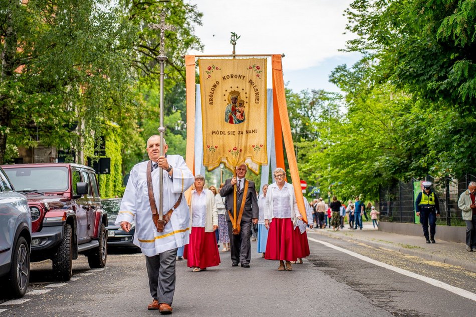 Łódź. Boże Ciało w Łodzi. Procesja z kościoła Matki Boskiej Zwycięskiej przeszła ulicami miasta