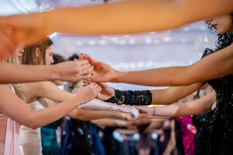 Łódź. Studniówka IV LO w Łodzi. Kreacje, które zapierały dech i radość na twarzach młodzieży