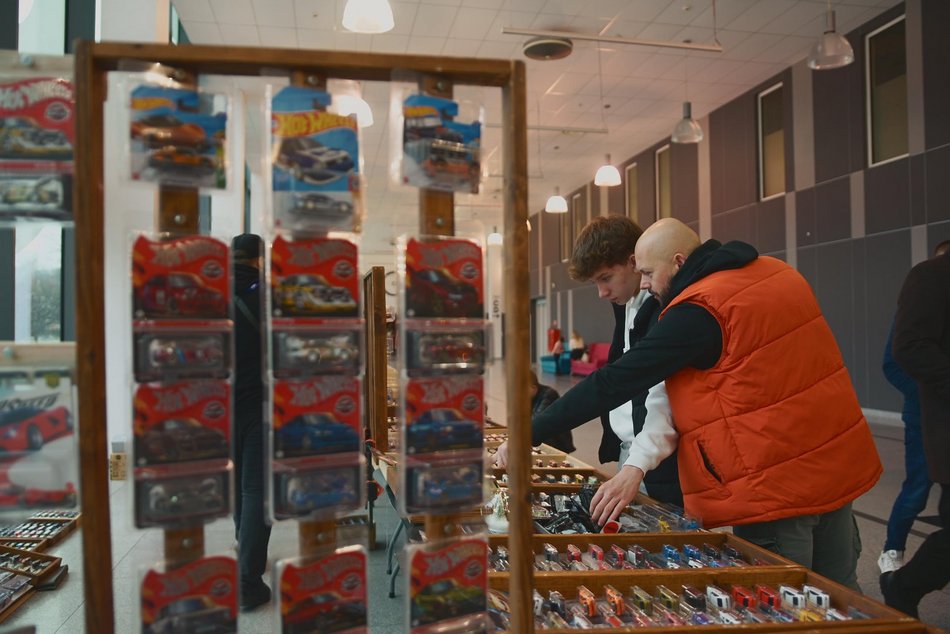 Łódź. Łódzkie Targi Motoryzacyjne w hali Expo Łódź. Klasyki, auta przyszłości, dealerzy i więcej