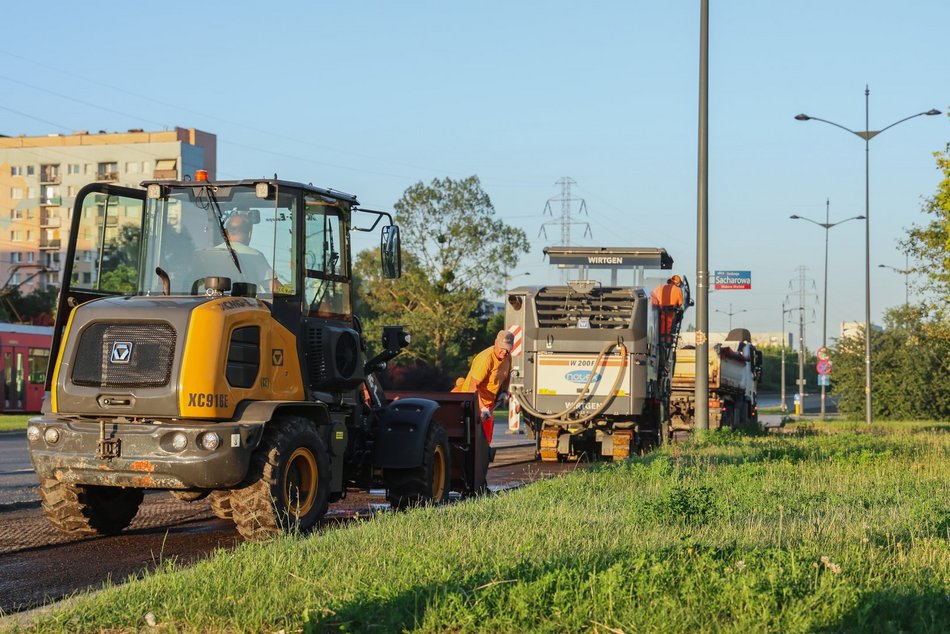 Łódź. Wieczorny remont Rokicińskiej w Łodzi. Kiedy drogowcy położą nowy asfalt?