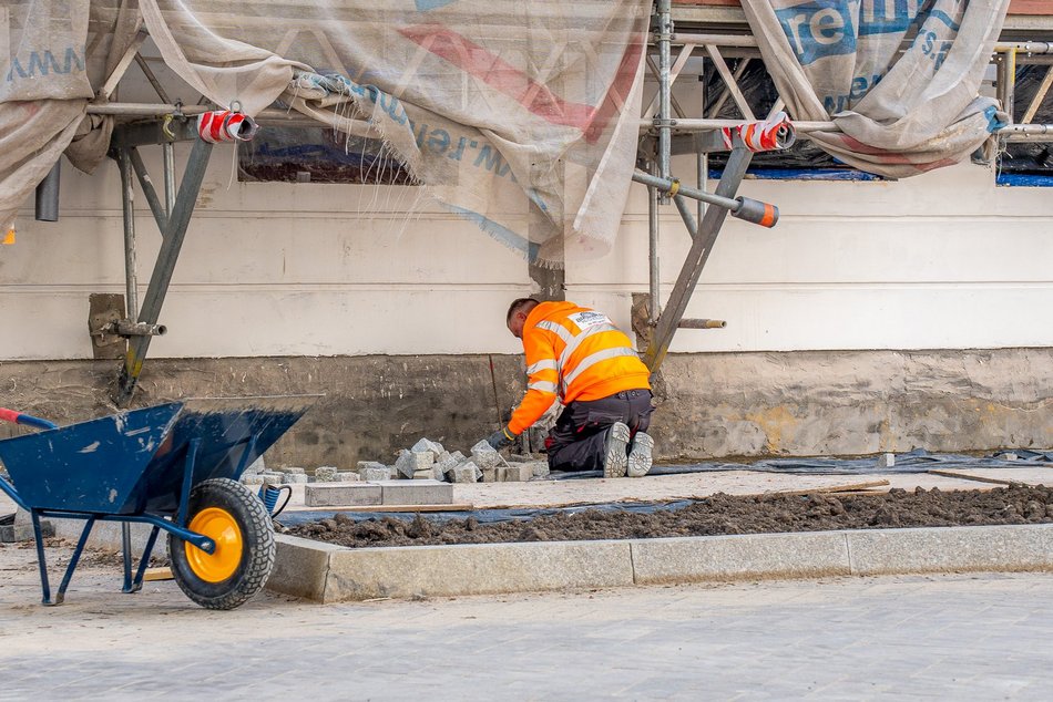 Rewitalizacja Mielczarskiego 22. Remont kamienicy i zielone podwórko przy nowym woonerfie