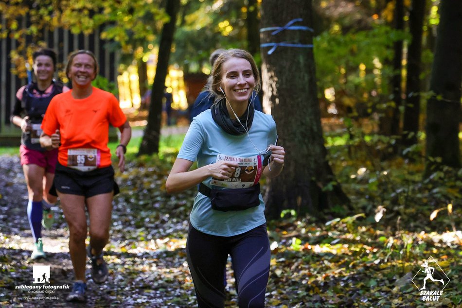 biegacze w lesie