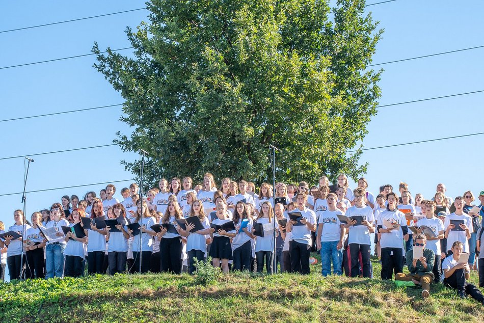 Wielkie wspólne śpiewanie "Prząśniczki" w parku Ocalałych