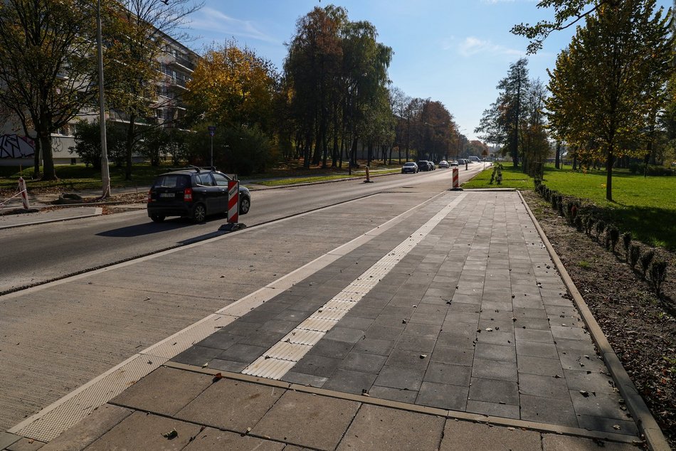 widok na gładką jezdnię i nowy chodnik