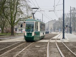 tramwaj na ulicy z lotu ptaka