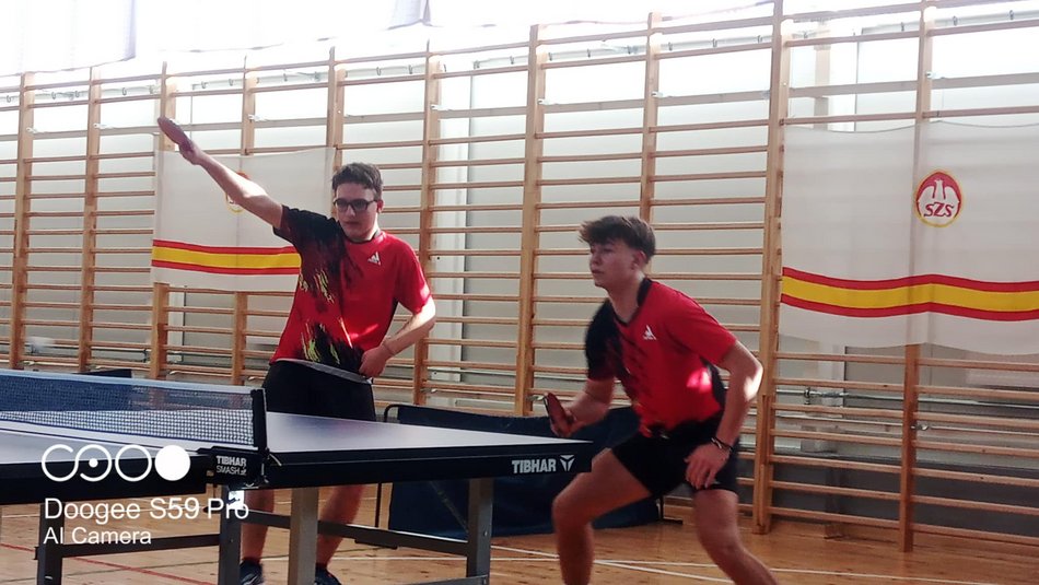 Uczniowie z XXVI LO w Łodzi świetni w tenisa stołowego. Zostawili konkurencję w tyle