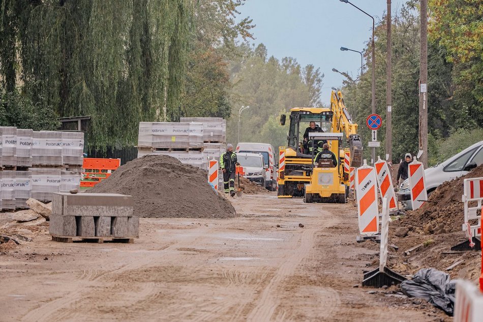 Łódź. Trwa budowa nowej nawierzchni na Gandhiego