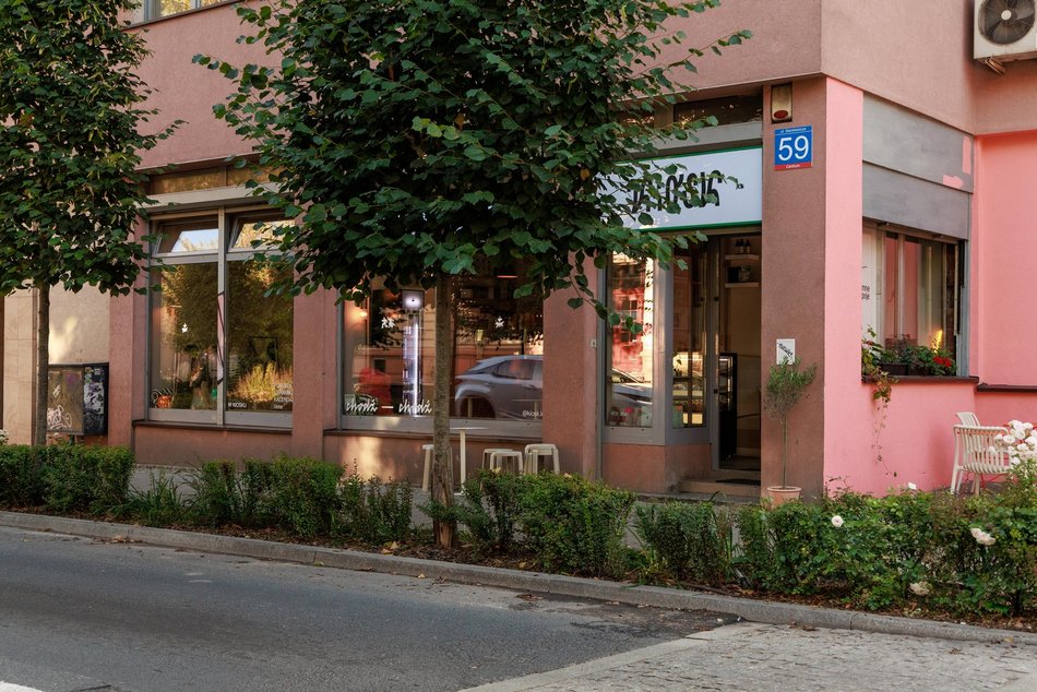 Kiosk przy Sienkiewicza w Łodzi otrzymał drugie życie! Nowa kawiarnia i sklep z dobrym designem