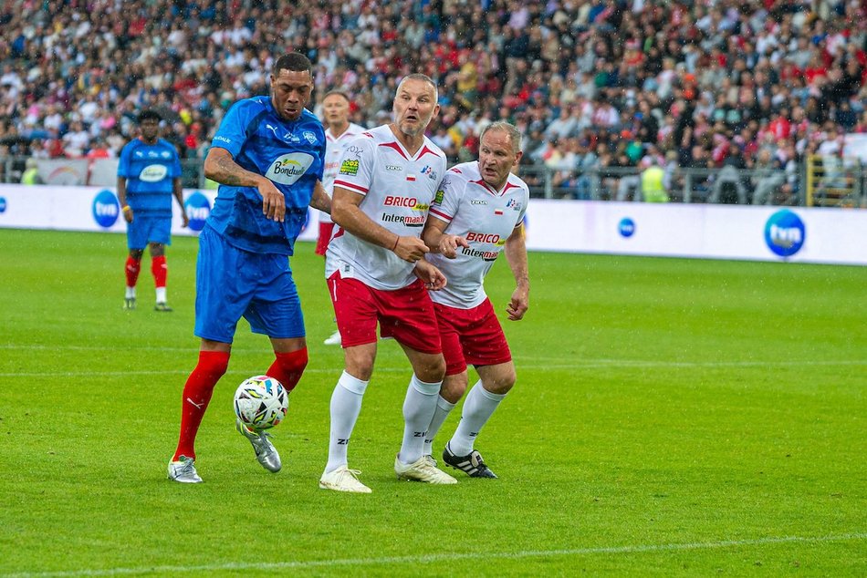 Łódź. Mecz Gwiazd w Łodzi. Na murawie Boniek, Krzynówek, Krychowiak