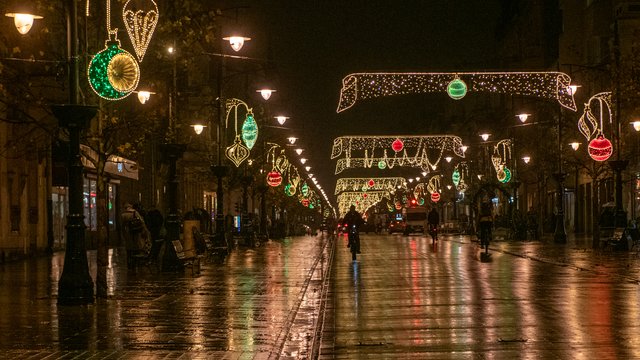 Łódź już prawie gotowa na Święta! Iluminacja przy Piotrkowskiej cieszy oczy przechodniów [ZDJĘCIA]