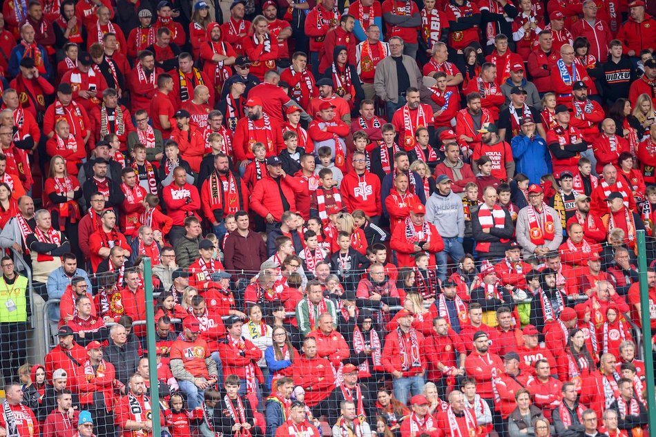 Łódź. Kibice na meczu Widzewa Łódź z Rakowem Częstochowa