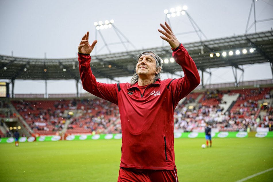 Łódź. Mecz Gwiazd w Łodzi. Na murawie Boniek, Krzynówek, Krychowiak
