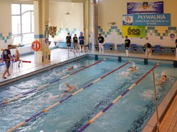 Zawody pływackie zorganizowane przez Międzyszkolny Klub Sportowy „Trójka”