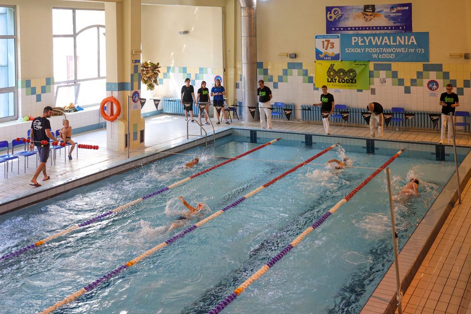Zawody pływackie zorganizowane przez Międzyszkolny Klub Sportowy „Trójka”